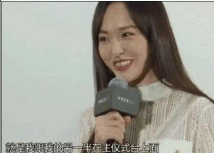 吃早餐的精致女孩